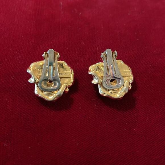 Vintage Finesse Signed Clip Earrings - Picture 3 of 4